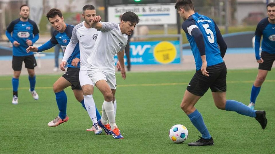 Zielstrebig: Lukas Goderbauer (am Ball) und der SV/BSC Mörlenbach haben ihren zarten Aufwärtstrend beim VfR Bürstadt (Mohamad Alhammod) fortgesetzt. 