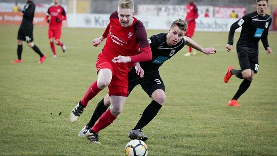 Brian Schwechel (rotes Trikot) bleibt den Löwen erhalten. Foto: Julia Jo Riedel