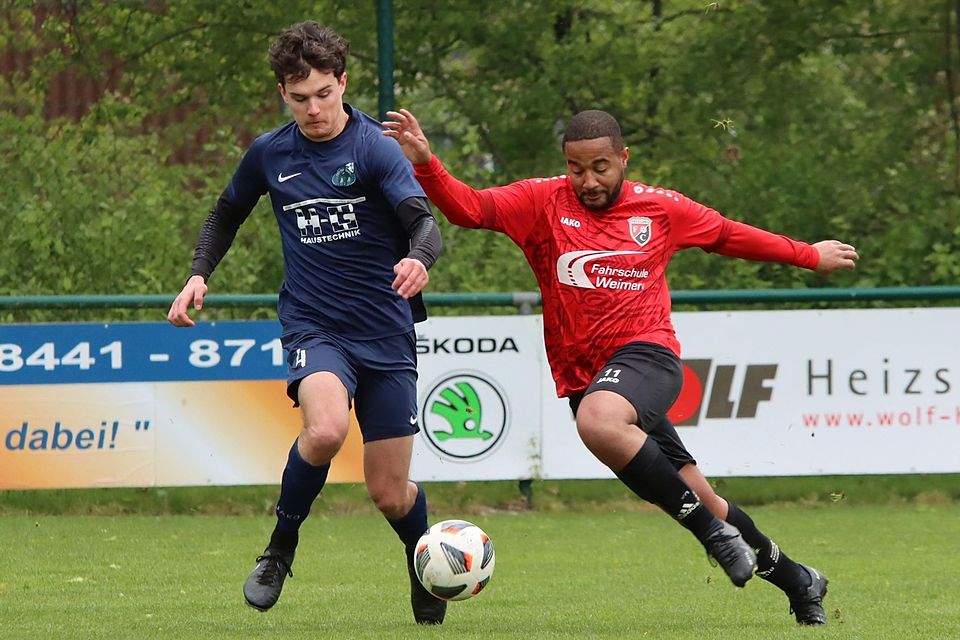 Spielszene mit Kevin Ogbebor rechts vom FC Neufahrn.