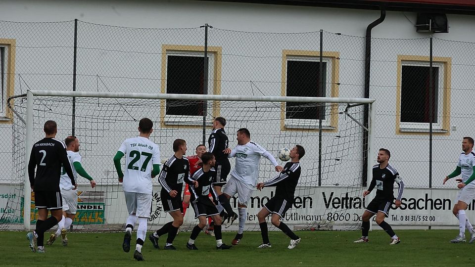 Und wieder brennt‘s lichterloh vor dem Tor von Florian Gazdag. Arnbachs Keeper machte trotz der vier Gegentore ein gutes Spiel.