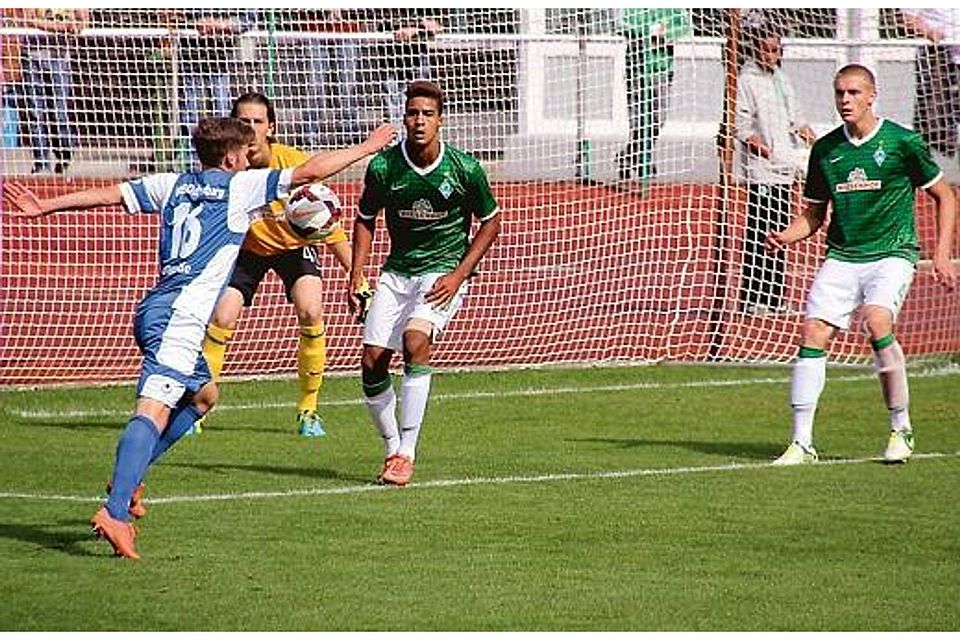 Trotz mancher Chancen: Werders zweite Mannschaft (grünes Trikot, von links: Torwart Kevin Otremba, Jeffrey Obst und Oliver Hüsing) hatte den VfB Oldenburg (blau-weißes Trikot, Kevin Samide) am vergangenen Wochenende mit 4:2 besiegt. Wolfgang Wittig