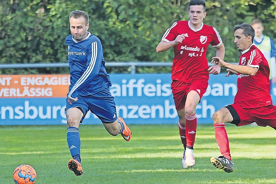Stanimir Zlatanov (in Blau) ist der 37-jährige Toptorjäger der SpVgg Ziegetsdorf.