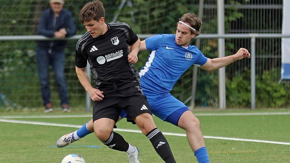 Der Horchheimer David Muth (blaues Trikot) versucht, seinem Gegenspieler Dominik Klein (FSV Saulheim) den Ball wegzuspitzeln.	Foto: Christine Dirigo/pakalski-press