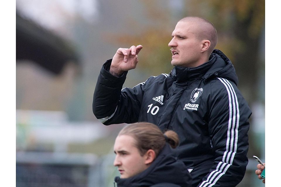 sv pullach, gelb, gegen sv waldeck-o.mü, 08.11.2025fabian beiglfoto: bro