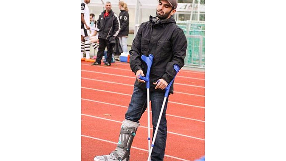 Mit Krücken und Vacoped-Schuh ist Refik Ay schon drei Wochen nach seiner Verletung wieder am Spielfeldrand der TSF Heuchelheim zu sehen.	Foto: privat