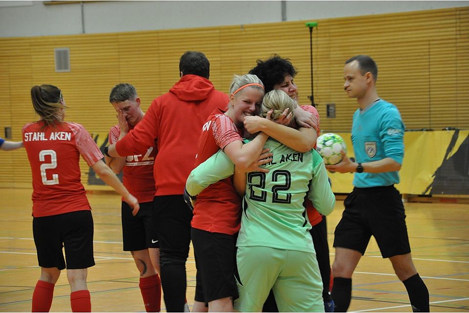 Mit dem Sieg beim Frauen-Hallenmasters feierte Landesligist FC Stahl Aken einen historischen Erfolg.