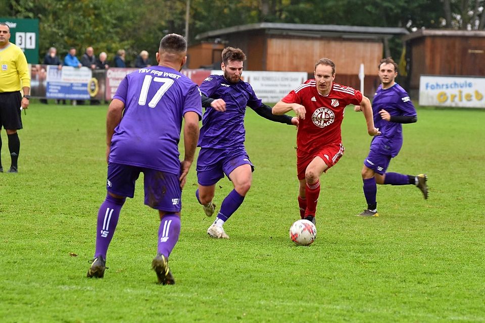 RW Überacker (in Rot) im Spiel gegen den TSV Fürstenfeldbruck West (lila Trikots).