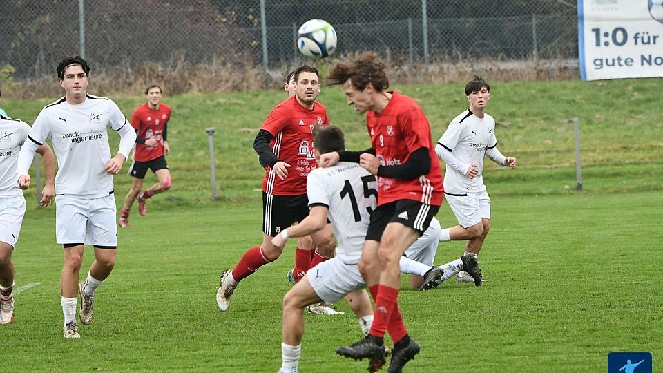 Nach dem TSV Königstein und dem TuS Rosenberg musste mit der DJK Ursensollen (in Rot-Schwarz) das nächste Spitzenteam mit leeren Händen das Sportgelände des FC Weiden-Ost II (in Weiß) verlassen.