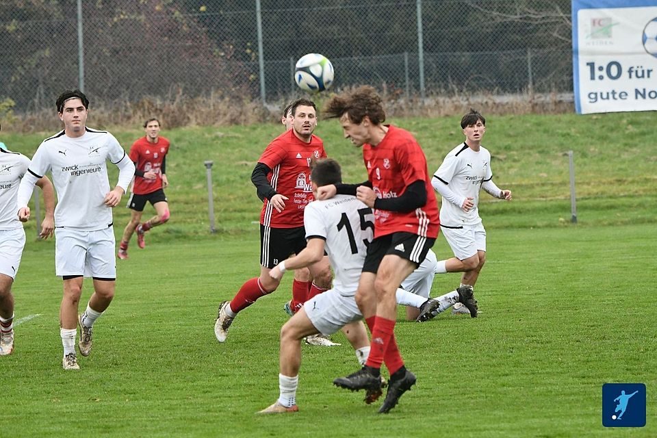 Nach dem TSV Königstein und dem TuS Rosenberg musste mit der DJK Ursensollen (in Rot-Schwarz) das nächste Spitzenteam mit leeren Händen das Sportgelände des FC Weiden-Ost II (in Weiß) verlassen.