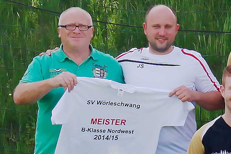 Das Meistershirt darf Wilhelm Kempter (links) präsentieren, einen Aufstieg seines SV Wörleschwang gibt es aber trotzdem nicht zu feiern.