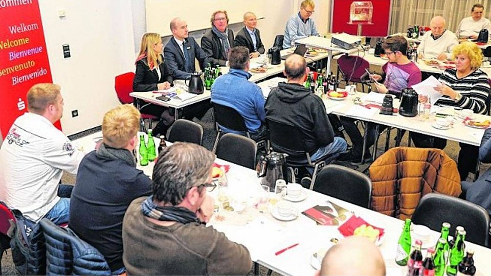 Großes Interesse an der Auslosung: In den Räumen der Sparkasse Aachen trafen sich die Vereinsvertreter zur Vorstellung des Hallencups 2017.