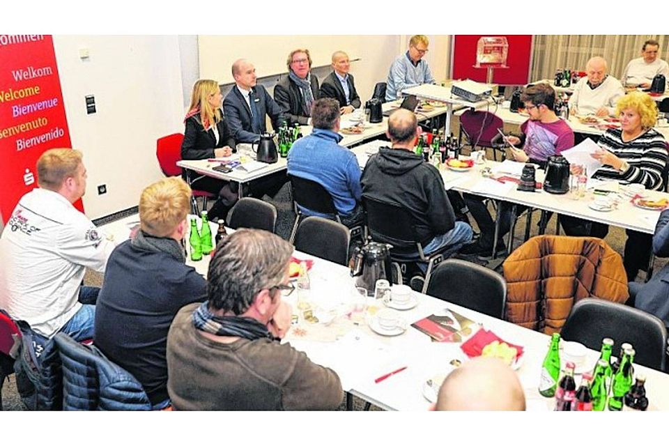 Großes Interesse an der Auslosung: In den Räumen der Sparkasse Aachen trafen sich die Vereinsvertreter zur Vorstellung des Hallencups 2017.