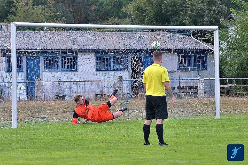 Lars Vogel (SV Bexbach, nicht im Bild) lässt Jan-Ewald Vogelgesang im Tor der SG Blickweiler-Breitfurt keine Chance und stellt auf 2:0.
