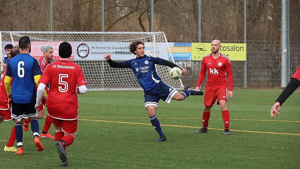 3:3 trennten sich AEG Dachau und SV Odelzhausen: Der Versuch von Alexandros Tanidis in dieser Szene fand nicht sein Ziel.