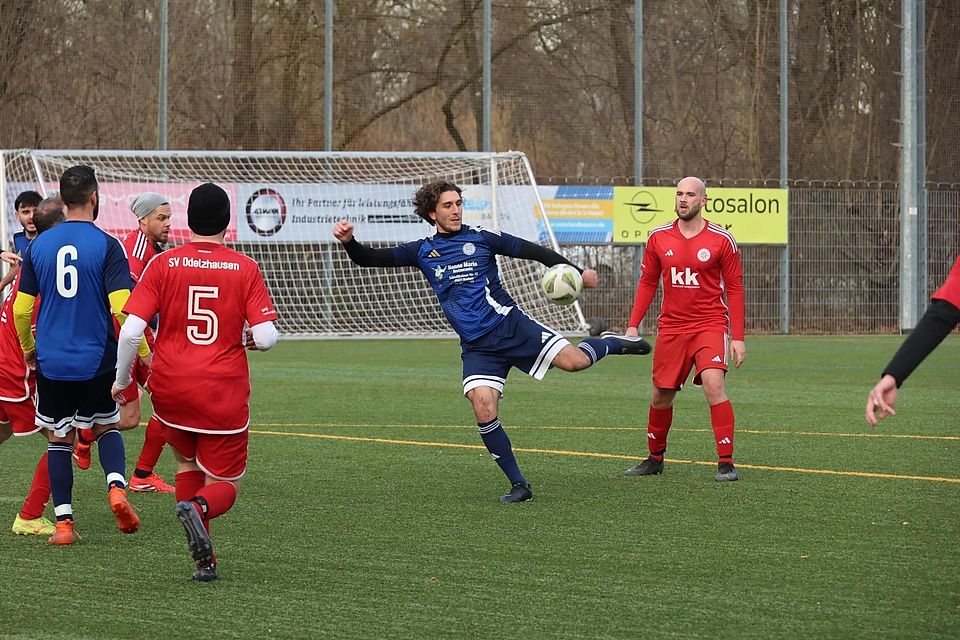 3:3 trennten sich AEG Dachau und SV Odelzhausen: Der Versuch von Alexandros Tanidis in dieser Szene fand nicht sein Ziel.
