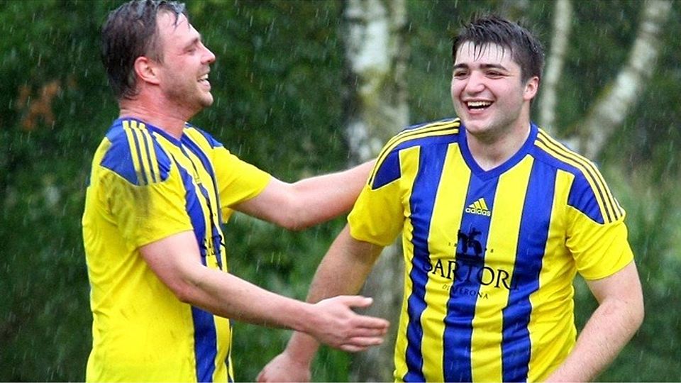 Bade II - Wilstedt III: Siegtorschütze Elias Klassen (rechts) vom MTV nimmt die Glückwünsche seiner Teamkollegen entgegen. Foto Krause