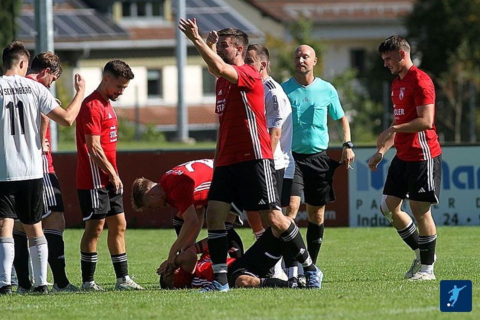 Abstiegskampf in Schönberg -  mit dem besseren Ende für die in rot gekleideten Tittlinger.