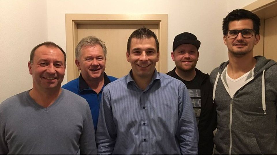 Andreas Harlander (Mitte) wird von den Verantwortlichen des SV Wendelskirchen als neuer Trainer vorgestellt.