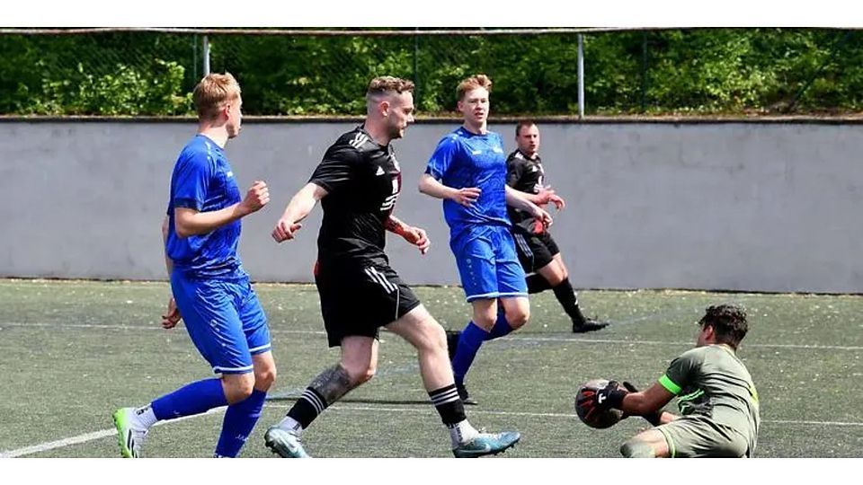 Torwart Yousof Karimi von der SG Harxheim/Gau-Bischofsheim kommt vor Stadecken-Elsheims Marvin Kaulfuss an den Ball.