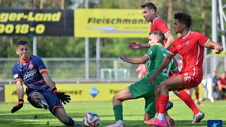 Der VfB Eichstätt um Angreifer Timo Meixner (in Grün) legte den Feuchtern vier Eier ins Nest.