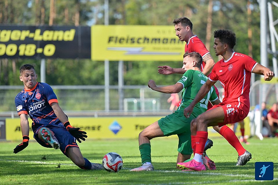 Der VfB Eichstätt um Angreifer Timo Meixner (in Grün) legte den Feuchtern vier Eier ins Nest.