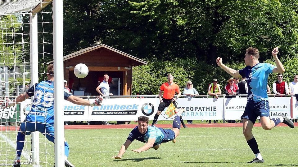 Spektakuläre Führung: Moritz Müller trifft per Flugkopfball zum wichtigen 1:0 gegen Eggenfelden. Der Stürmer legte ein weiteres Tor nach, holte zudem einen Elfmeter heraus.