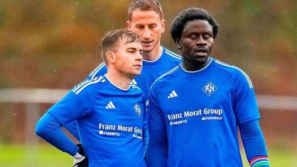 In prekärer Lage muss man auch mal innehalten: die Neustädter Spieler Peter Schubnell, Thomas Fischer und Sam Samma (von links)