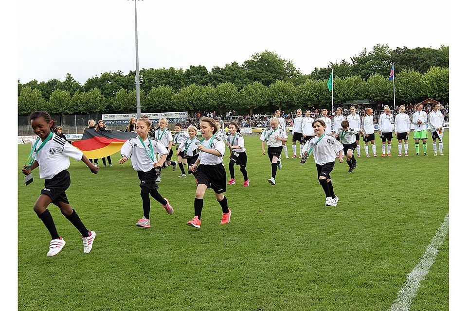 Jetzt schnell weg: Die Einlaufkinder der Dalbergschule überlassen der deutschen Mannschaft das Feld.  Foto: pa/Dirigo