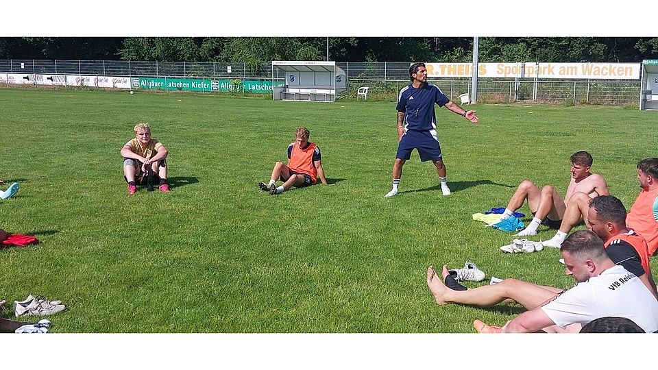 Schwarzenbachs neuer Trainer Arif Karaoglan (stehend) in Aktion
