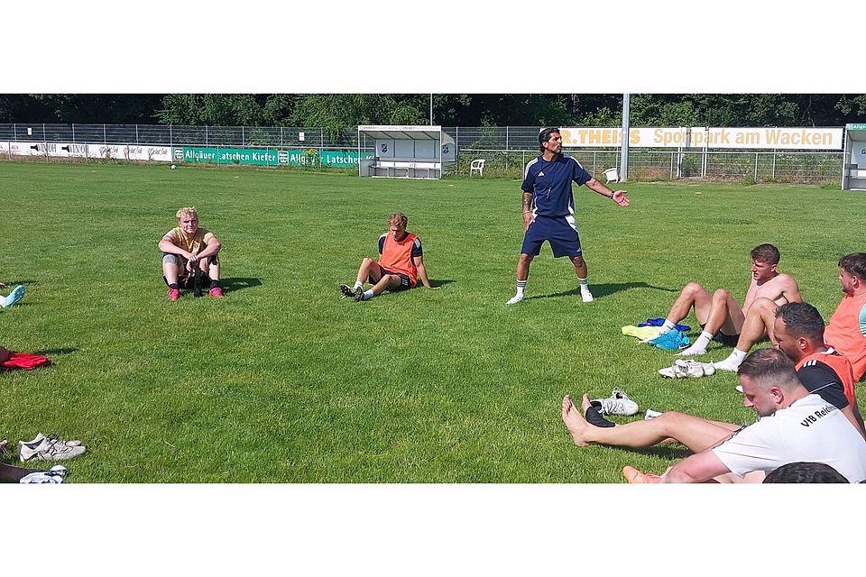 Schwarzenbachs neuer Trainer Arif Karaoglan (stehend) in Aktion