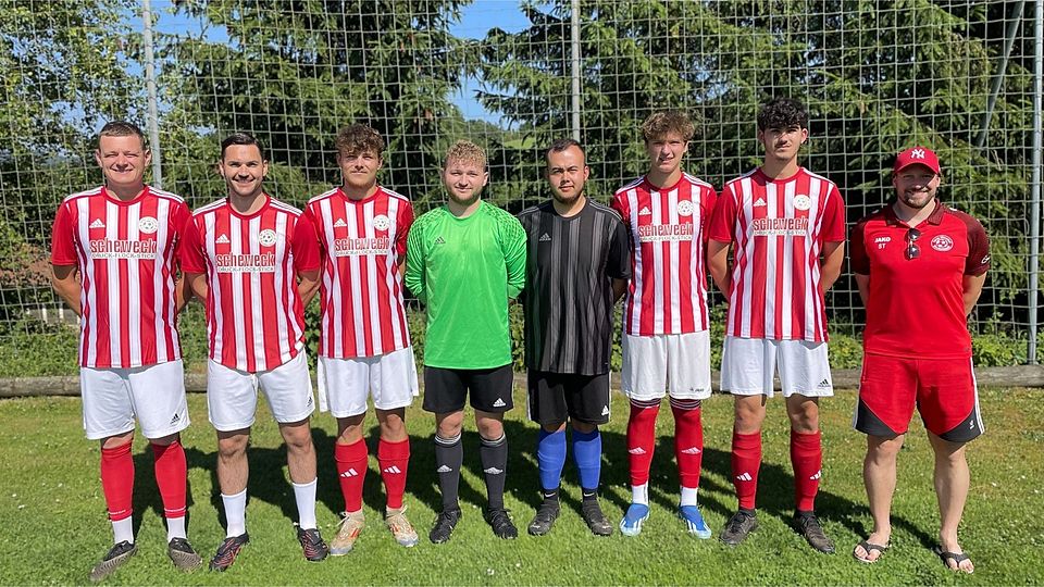 von links nach rechts: Sportlicher Leiter Matthias Stern, Franz Wittenzellner, Stefan Kilger, Michael Schreiner, Jonas Schweikl, Bastian Penzkofer, Philip Wilhelm, Trainer Sascha Trenz