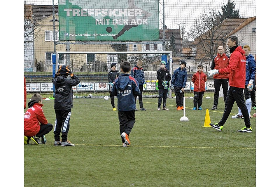 Aufgepasst: Hansa-Torwarttrainer Stefan Karow führt für die Jungen und Mädchen die Übungen vor, die diese dann in den einzelnen Gruppen absolvieren müssen. Marie Boywitt