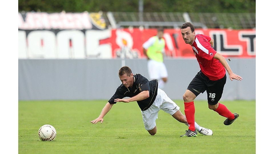 Raphael Schaschko (rechts, noch im Reutlnger Trikot) spielte schon einen tragenden Part im Spiel des Verbandsligisten VfL Nagold  Foto (Archiv): Eibner