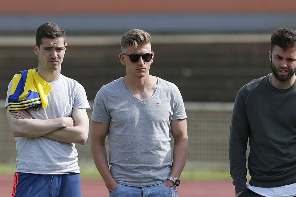 Bedröppelte Mienen: Joshua Iten (links), Michael Seidelmann (Mitte) und Dustin Ernst (rechts) nach dem letzten Heimspiel vom SV Wiesbaden in der Hessenliga.