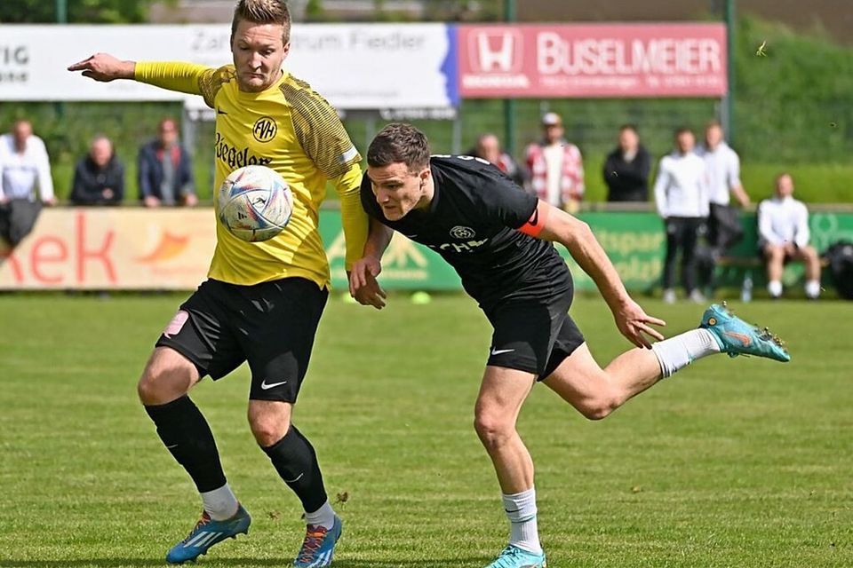 Eric Schwarz, der Schütze des zwischenzeitlichen 2:0 für den FV Herbolzheim (gelbes Trikot), hat in dieser Szene gerade den Ball von Philipp Hohwieler, dem Spielführer des SC Wyhl, erkämpft.