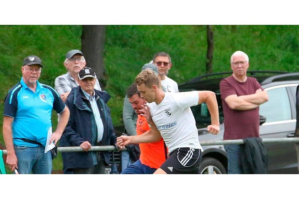 Der FC Bechtelsberg verschwindet (vorerst) von der Fußball-Landkarte. Wegen personeller Probleme meldet der FCB - hier eine Szene mit Nico Ruhl im Spiel gegen die SG Altenburg/Eudorf/Schwabenrod II mit Leon Saalbach - keine Mannschaft. "Macher" Dietmar Wahl (links, als Linie mit Fahne) hat die Hoffnung auf ein Comeback in einem Jahr aber nicht aufgegeben. Archivfoto: Luca Raab 