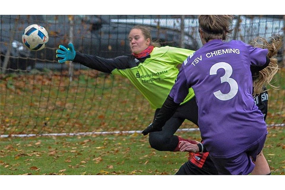 1:1 für Chieming. Aßlings Torhüterin Verena Winkler streckt sich vergeblich. FOTO: JRO