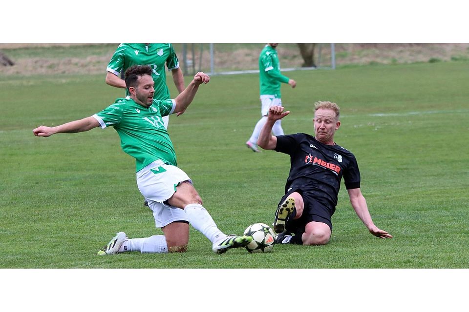 Seit zwölf Spielen ungeschlagen: Die Langenbacher Fußballer um Christian Spengler (r.) werden auch für den Tabellenzweiten TSV Eching ein echter Prüfstein.