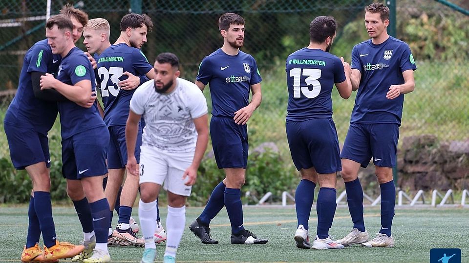 Der SV Wallrabenstein (blaue Trikots) surft derzeit die perfekte Welle, während der SV Erbenheim (weißes Trikot) gegen den Türkischen SV eine bittere 1:5-Niederlage hinnehmen musste.