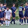 Der SV Wallrabenstein (blaue Trikots) surft derzeit die perfekte Welle, während der SV Erbenheim (weißes Trikot) gegen den Türkischen SV eine bittere 1:5-Niederlage hinnehmen musste.