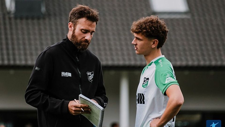 SG-Coach Jonas Ermes (l.) mit Robin Bönner: Der 22-Jährige hat den Verein verlassen.