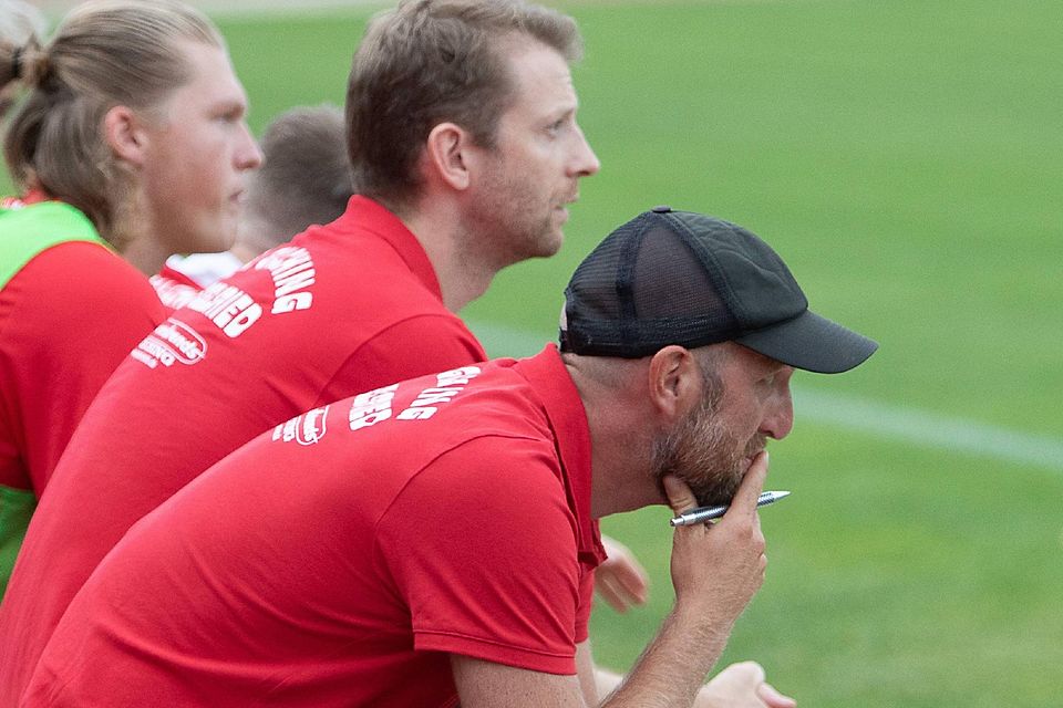 Zum letzten Mal auf der Bank des TSV Gilching wird Trainer Peter Schmidt (vorne) am Samstag beim Auswärtsspiel in Weißenburg sitzen.