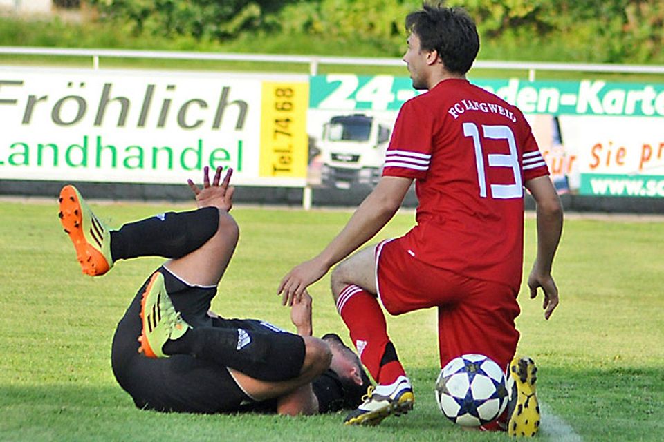 Nach diesem Foul von Sergej Scheifel (FC Langweid/rechts) an Numan Bilgin gab einen Strafstoß, der zum 2:0 für den SV Thierhaupten führte.  Foto: Oliver Reiser