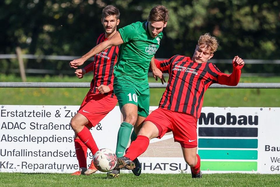 Im Zweikampf: Max Heiss (TSV Lengfeld) spielt Patrick Kepper (FV Mümling-Grumbach) aus. Die Kreisoberligapartie endet 4:3 für Lengfeld – in der dritten Nachholminute. 