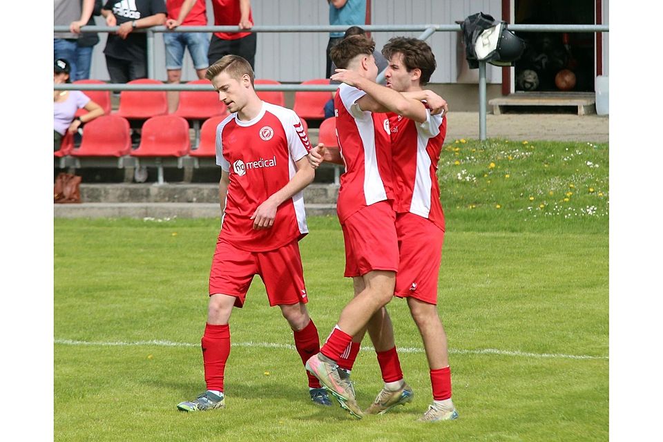 Fußball; Saison 2025/26; Bezirksliga; SV Raisting beim Torjubel im Heimspiel gegen den TSV Geiselbullach am 26. April 2026