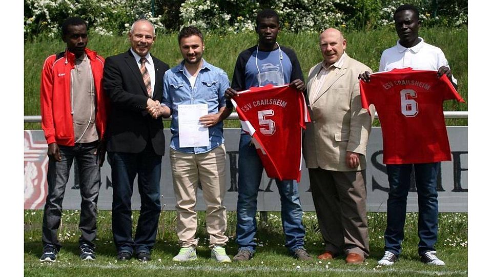 Fußball-Bezirksvorsitzender Ralf Bantel (Zweiter von links) übergibt den Scheck an Aydin Senel (Dritter von links) vom ESV Crailsheim. Privatfoto