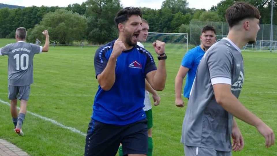 Daniele Angrisani (Bildmitte), Trainer des SV 1921 Walldorf hatte in letzter Zeit reichlich Grund zum Jubeln. Für ihn und seine Mannschaft steht am Wochenende das Derby gegen Herpf an.