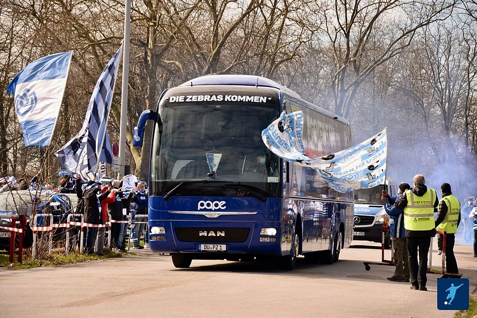 Die übliche Fanunterstützung in Corona-Zeiten: So wurde der MSV Duisburg vor dem Spiel empfangen.