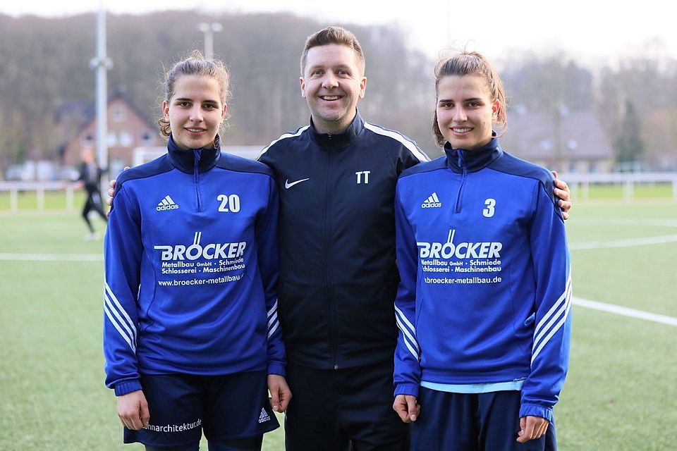 Zurück in Hollage: Jasmin (rechts) und Sarah Jabbes mit BWH-Trainer Meik Schwegmann.
