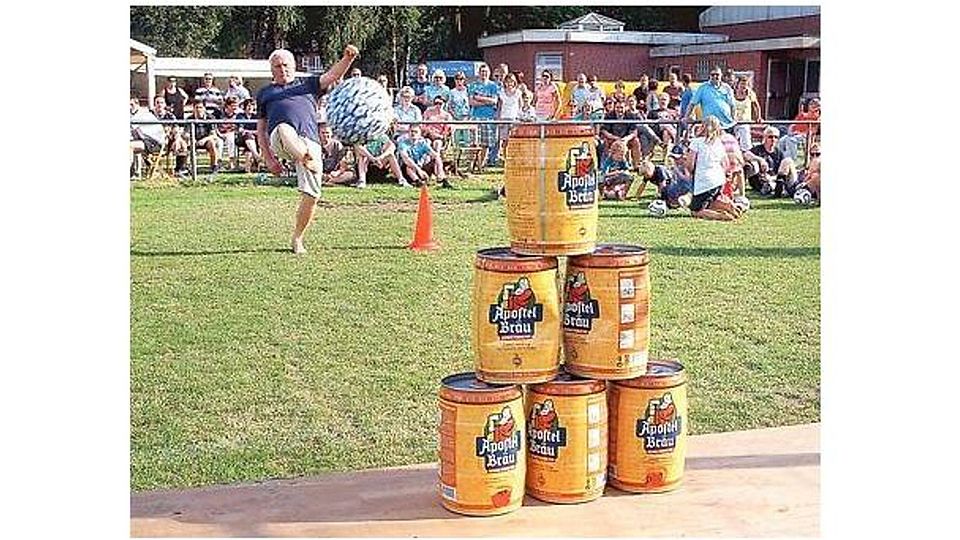 Die Begeisterung beim Bierfass-Schießen auf dem Sportplatz in Stapelfeld war bei Teilnehmern wie Zuschauern sehr groß.  Bild: Theo Hinrichs